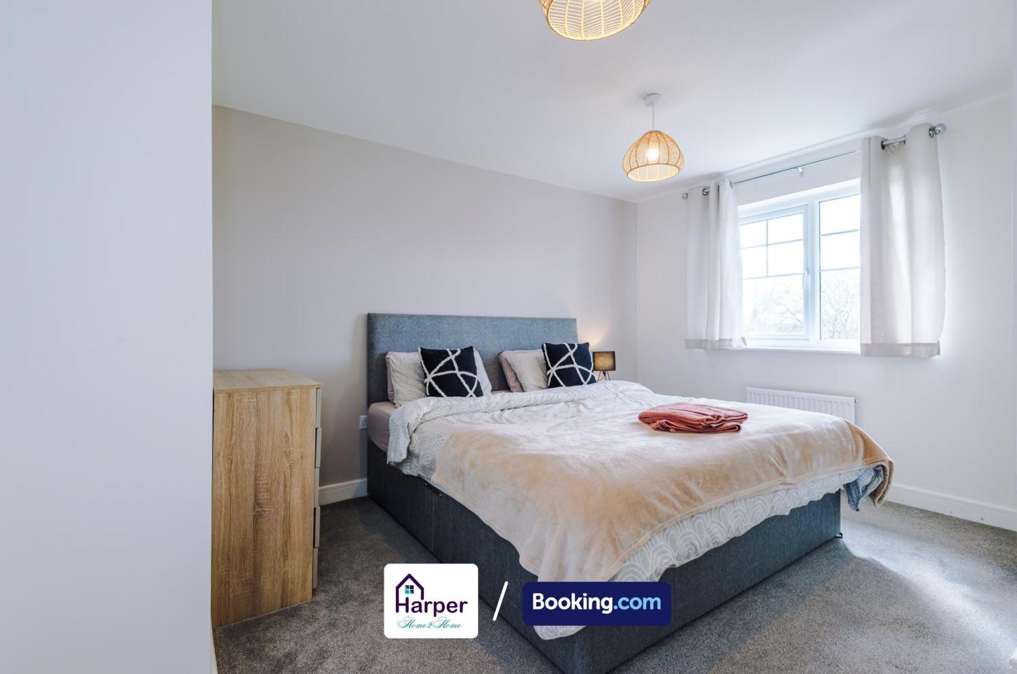 Prime Location 3 Storey By Harperletting Short Lets & Serviced Accommodation Chester With Driveway Long Or Short Stays Hough Green Luaran gambar