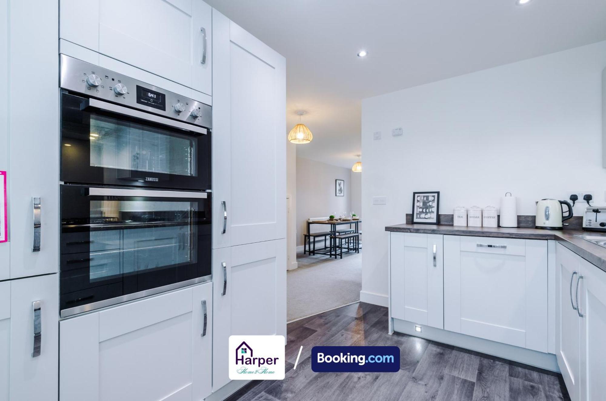 Prime Location 3 Storey By Harperletting Short Lets & Serviced Accommodation Chester With Driveway Long Or Short Stays Hough Green Luaran gambar