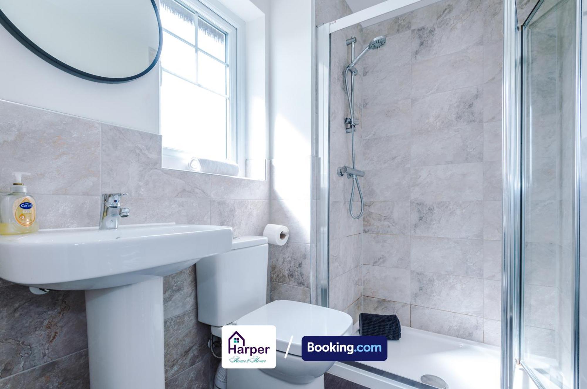 Prime Location 3 Storey By Harperletting Short Lets & Serviced Accommodation Chester With Driveway Long Or Short Stays Hough Green Luaran gambar