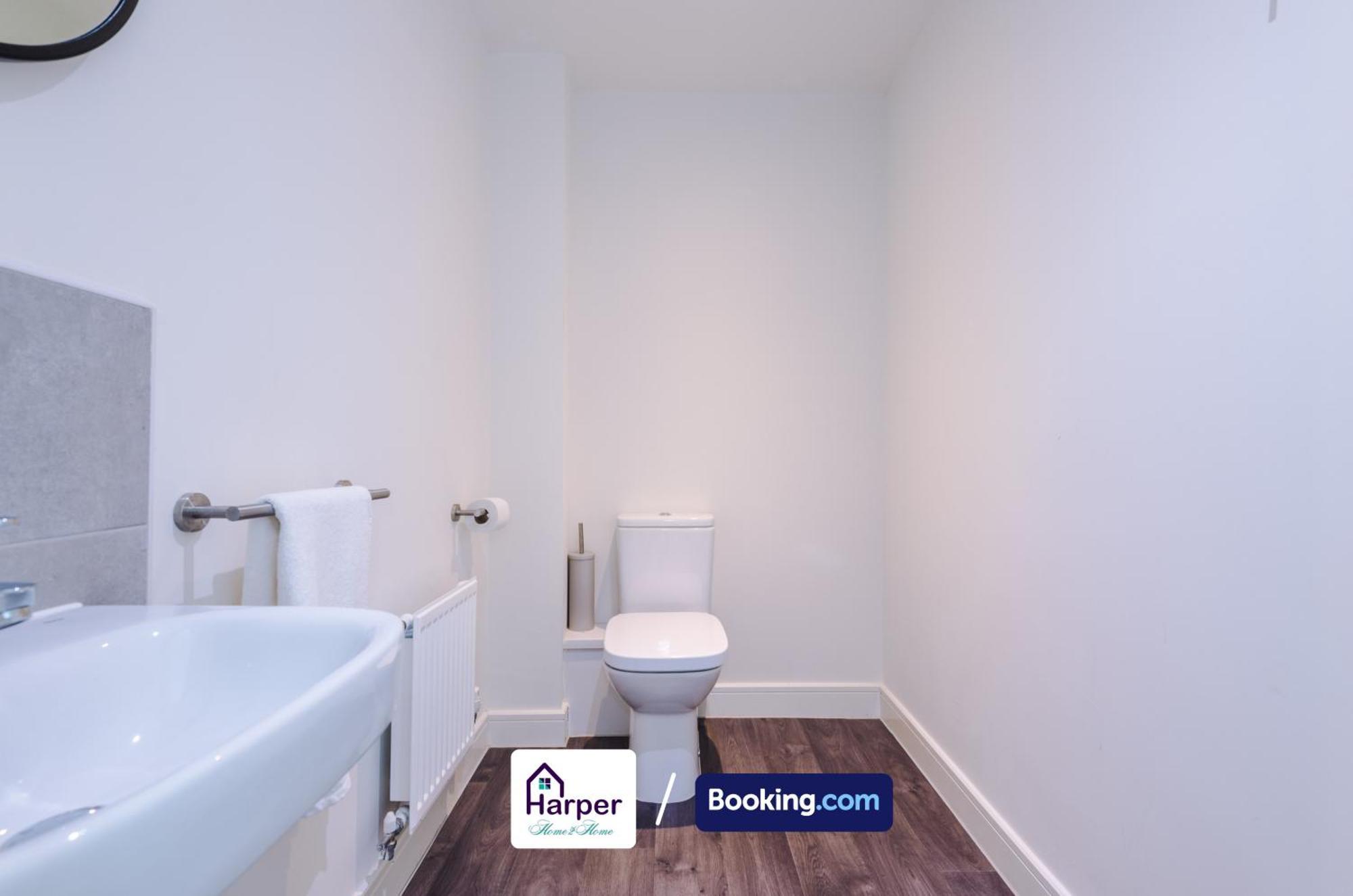 Prime Location 3 Storey By Harperletting Short Lets & Serviced Accommodation Chester With Driveway Long Or Short Stays Hough Green Luaran gambar