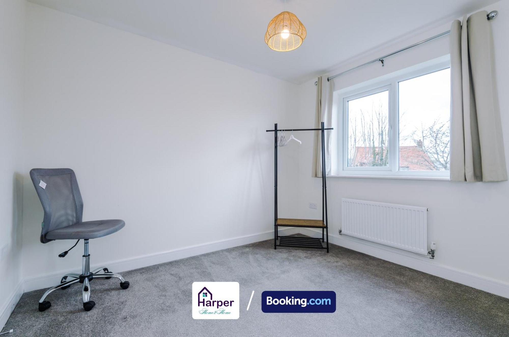 Prime Location 3 Storey By Harperletting Short Lets & Serviced Accommodation Chester With Driveway Long Or Short Stays Hough Green Luaran gambar