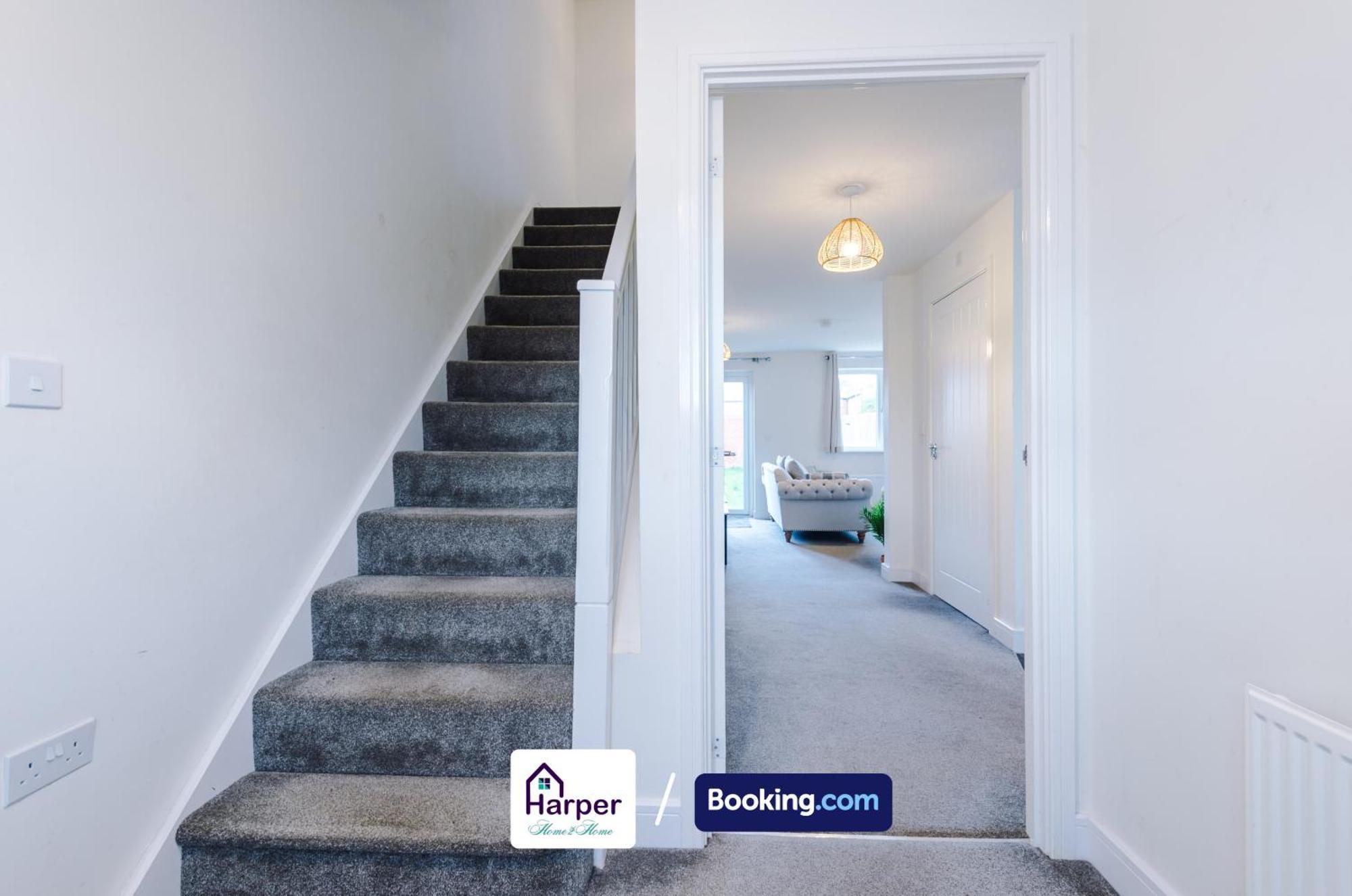 Prime Location 3 Storey By Harperletting Short Lets & Serviced Accommodation Chester With Driveway Long Or Short Stays Hough Green Luaran gambar