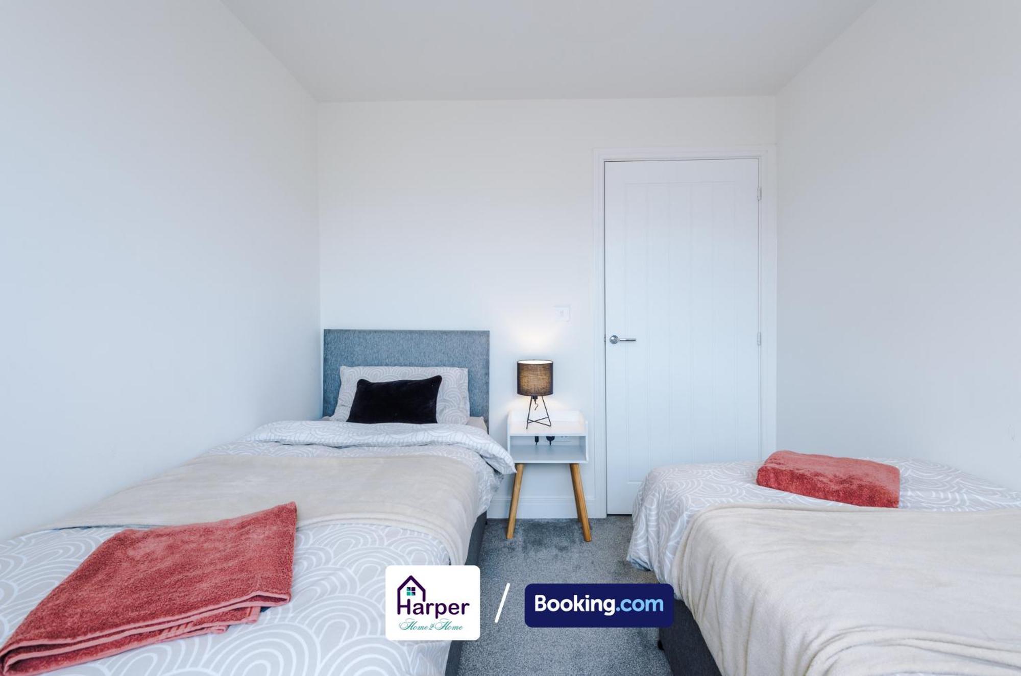 Prime Location 3 Storey By Harperletting Short Lets & Serviced Accommodation Chester With Driveway Long Or Short Stays Hough Green Luaran gambar