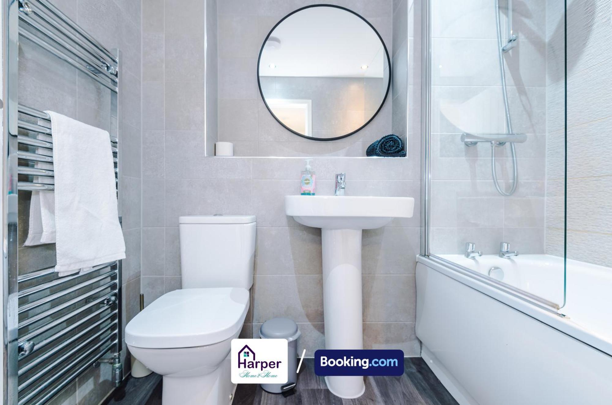 Prime Location 3 Storey By Harperletting Short Lets & Serviced Accommodation Chester With Driveway Long Or Short Stays Hough Green Luaran gambar