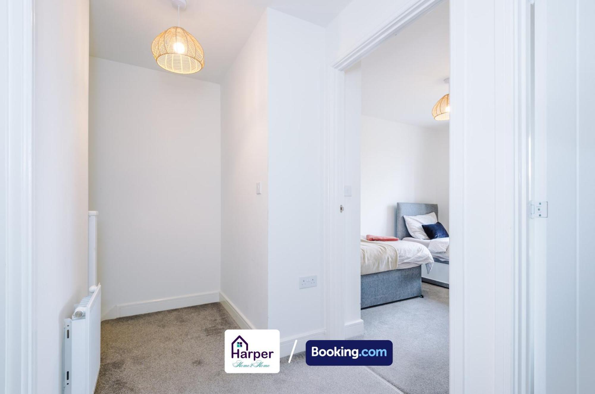 Prime Location 3 Storey By Harperletting Short Lets & Serviced Accommodation Chester With Driveway Long Or Short Stays Hough Green Luaran gambar
