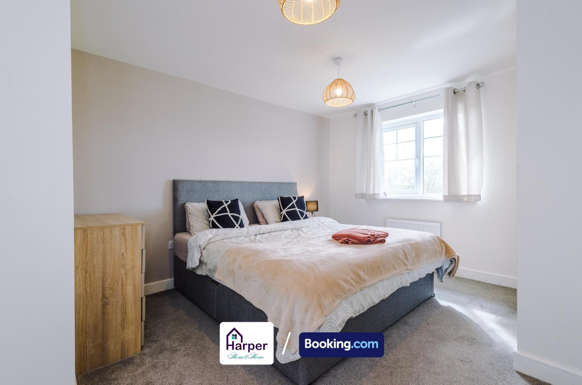 Prime Location 3 Storey By Harperletting Short Lets & Serviced Accommodation Chester With Driveway Long Or Short Stays Hough Green Luaran gambar