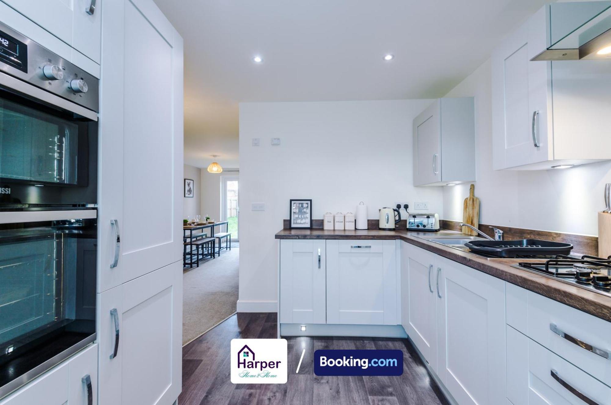 Prime Location 3 Storey By Harperletting Short Lets & Serviced Accommodation Chester With Driveway Long Or Short Stays Hough Green Luaran gambar