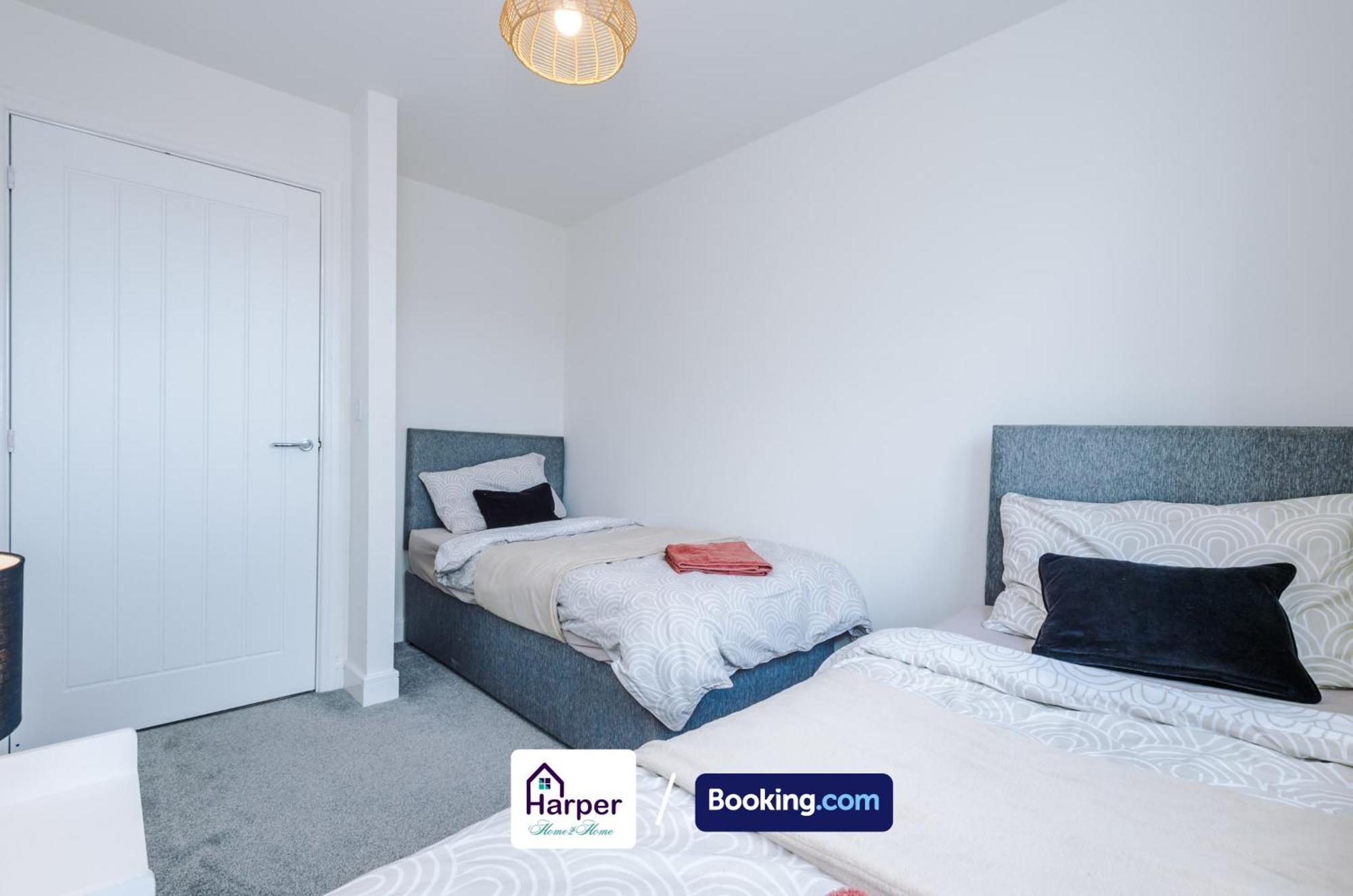 Prime Location 3 Storey By Harperletting Short Lets & Serviced Accommodation Chester With Driveway Long Or Short Stays Hough Green Luaran gambar