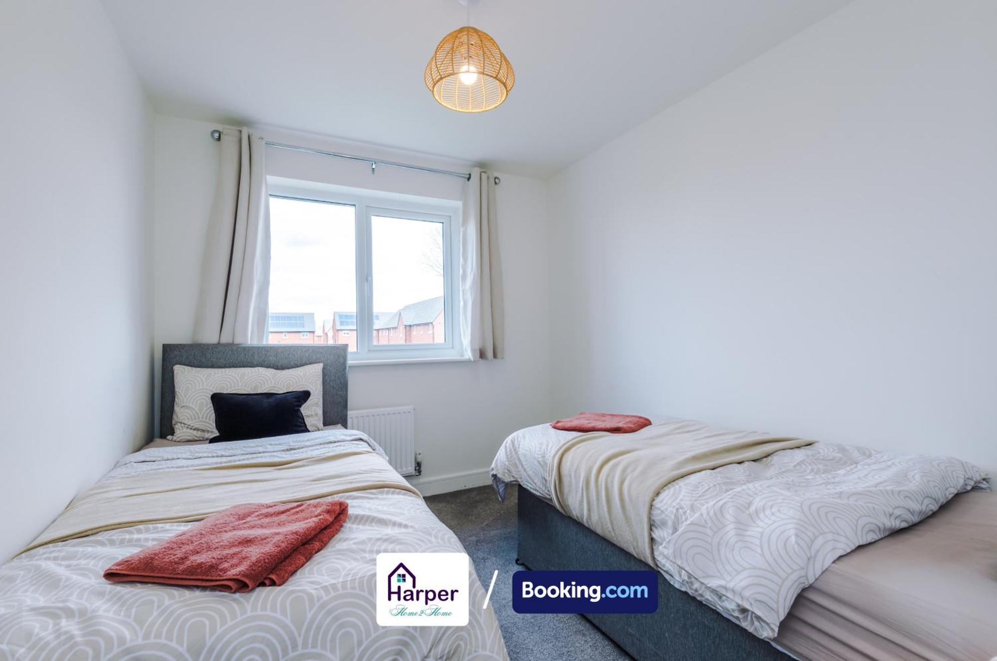 Prime Location 3 Storey By Harperletting Short Lets & Serviced Accommodation Chester With Driveway Long Or Short Stays Hough Green Luaran gambar