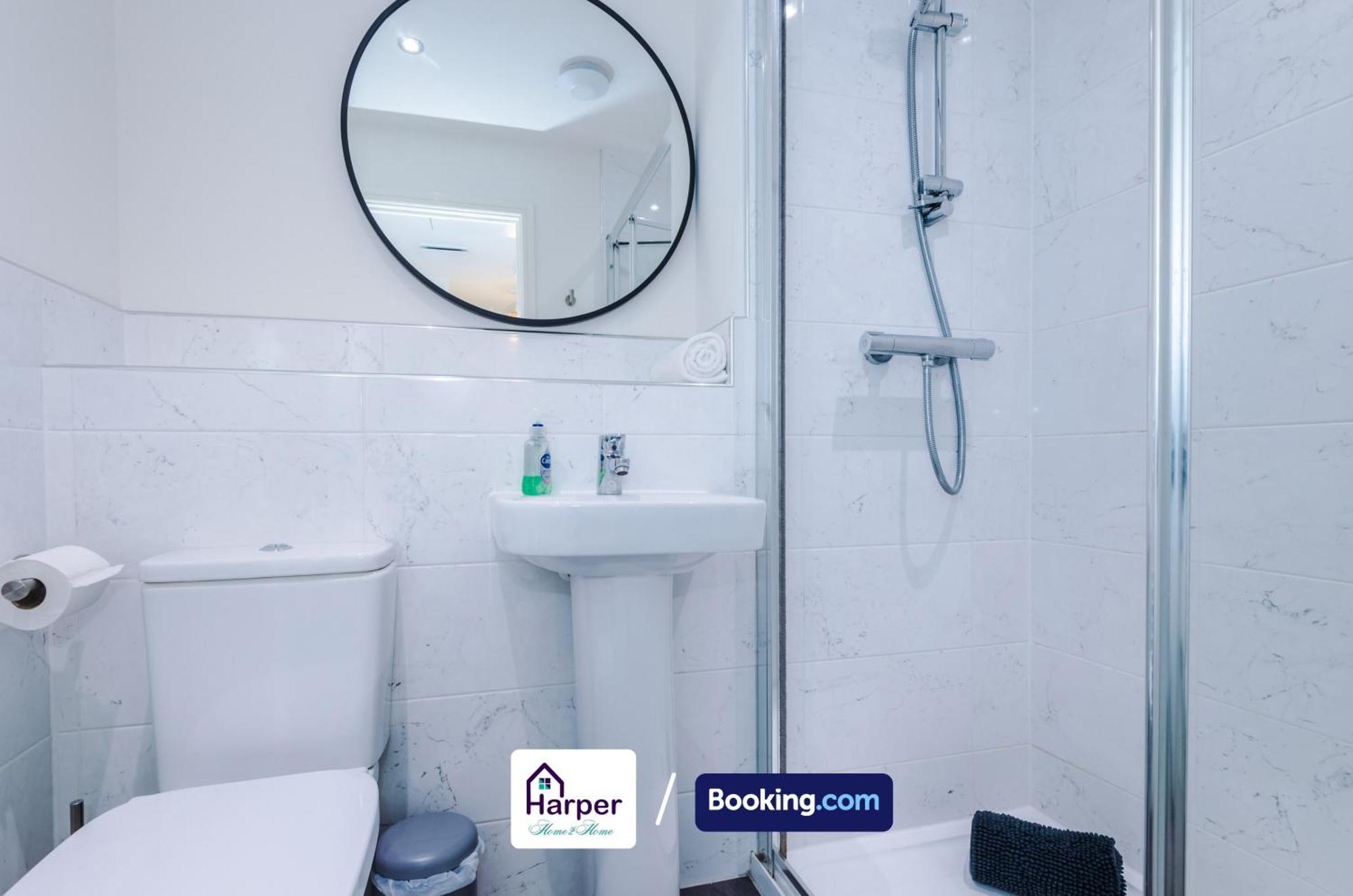 Prime Location 3 Storey By Harperletting Short Lets & Serviced Accommodation Chester With Driveway Long Or Short Stays Hough Green Luaran gambar