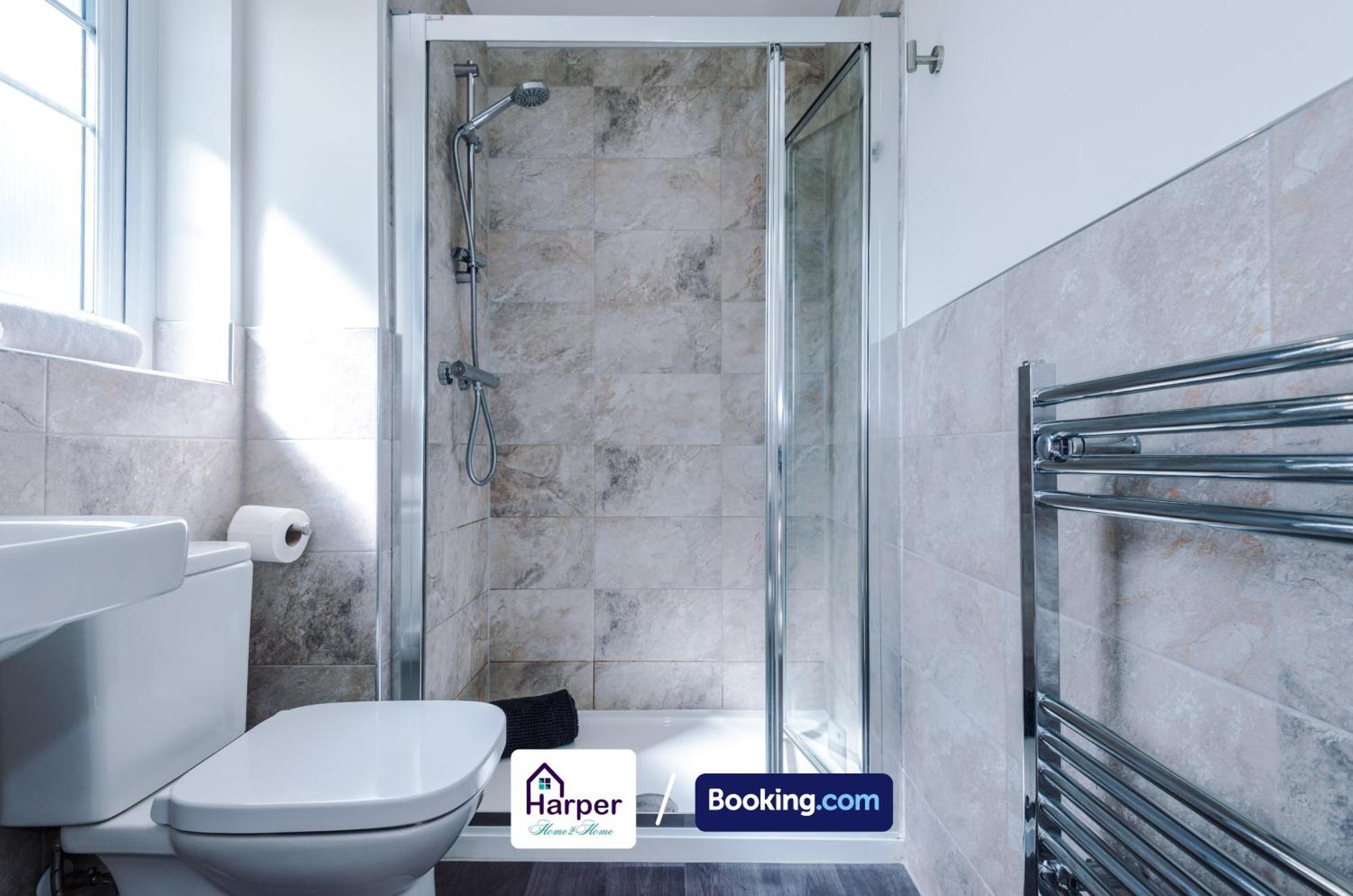 Prime Location 3 Storey By Harperletting Short Lets & Serviced Accommodation Chester With Driveway Long Or Short Stays Hough Green Luaran gambar