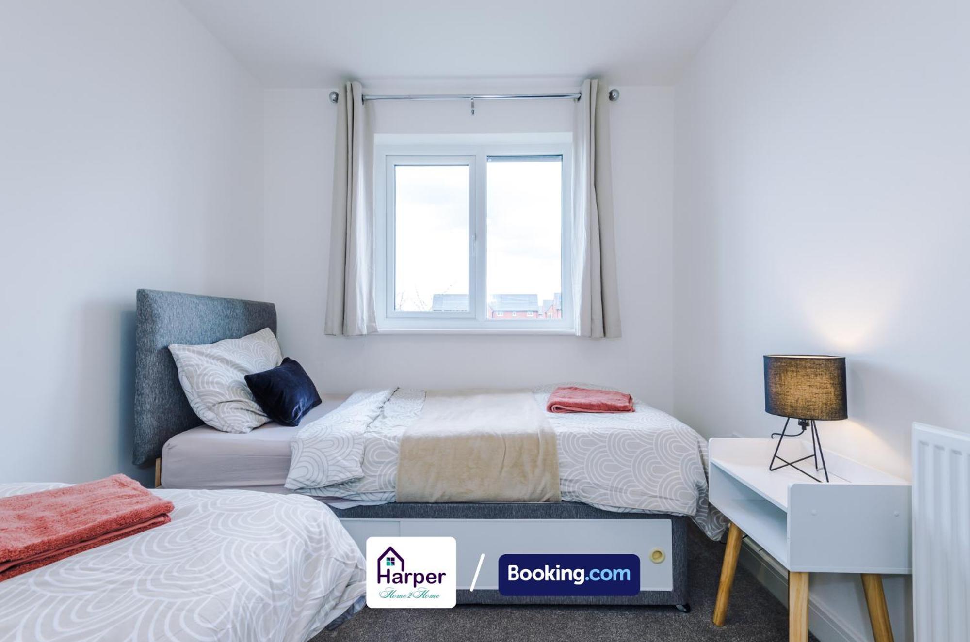 Prime Location 3 Storey By Harperletting Short Lets & Serviced Accommodation Chester With Driveway Long Or Short Stays Hough Green Luaran gambar