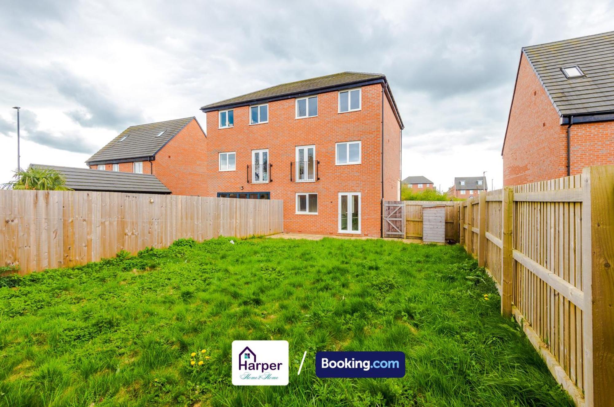 Prime Location 3 Storey By Harperletting Short Lets & Serviced Accommodation Chester With Driveway Long Or Short Stays Hough Green Luaran gambar