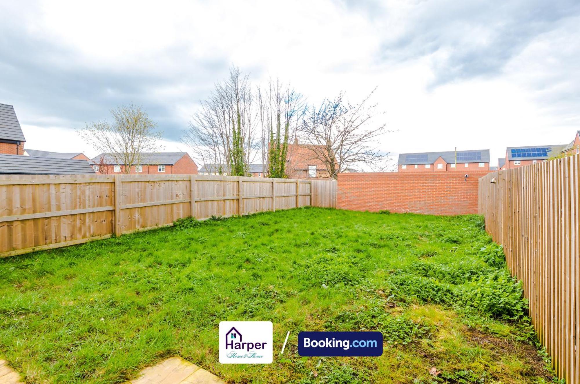 Prime Location 3 Storey By Harperletting Short Lets & Serviced Accommodation Chester With Driveway Long Or Short Stays Hough Green Luaran gambar