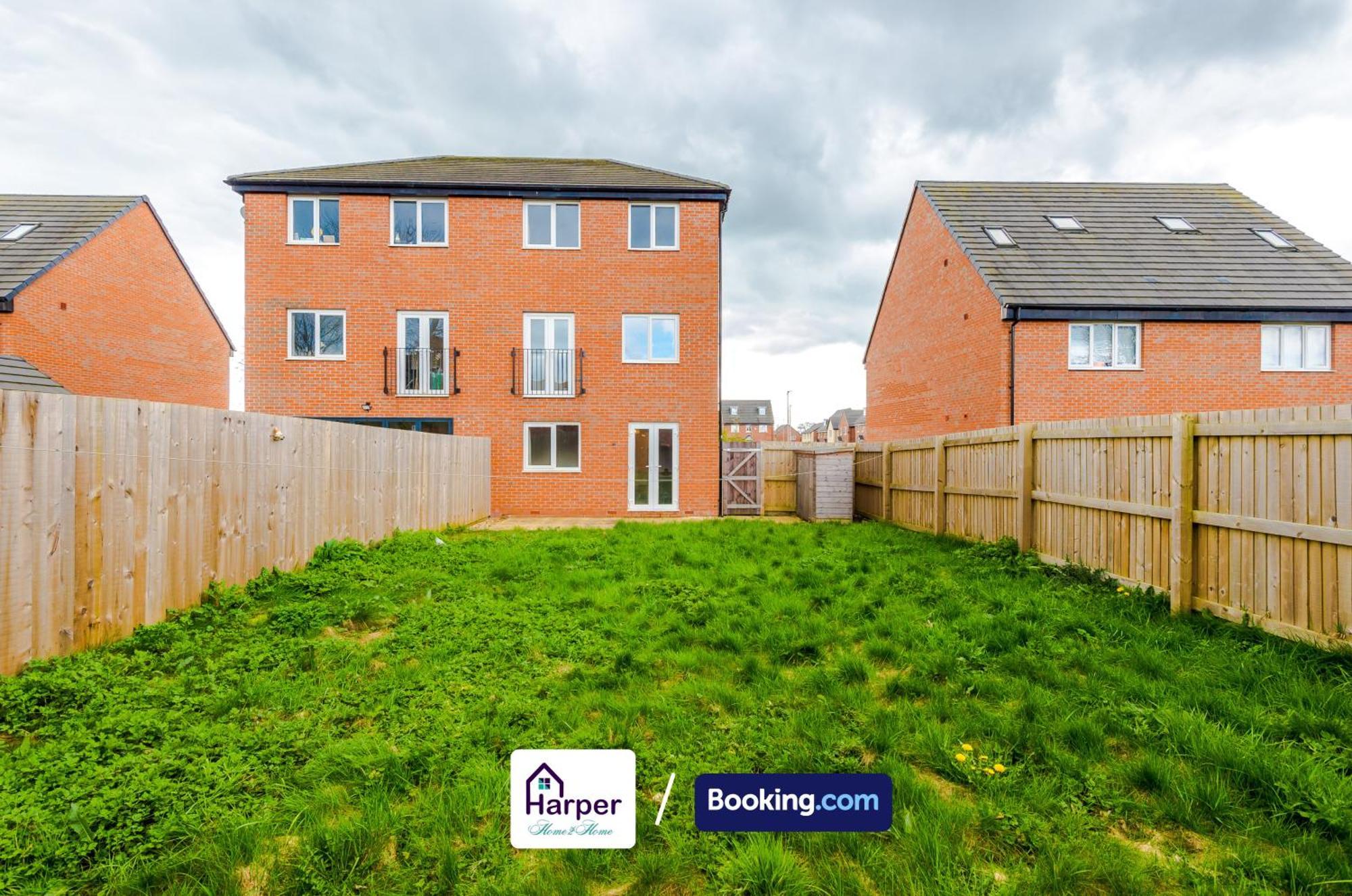 Prime Location 3 Storey By Harperletting Short Lets & Serviced Accommodation Chester With Driveway Long Or Short Stays Hough Green Luaran gambar